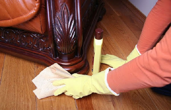 Cách làm sạch đồ gỗ cũ khi bị bám vết nến không nên dùng dao cạo