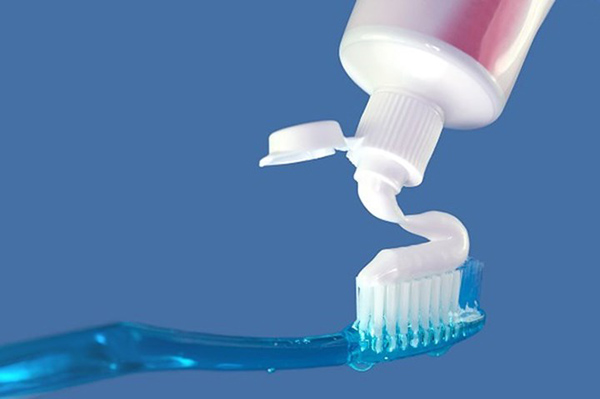 Dùng kem đánh răng để tẩy các vết ố trên mặt kính