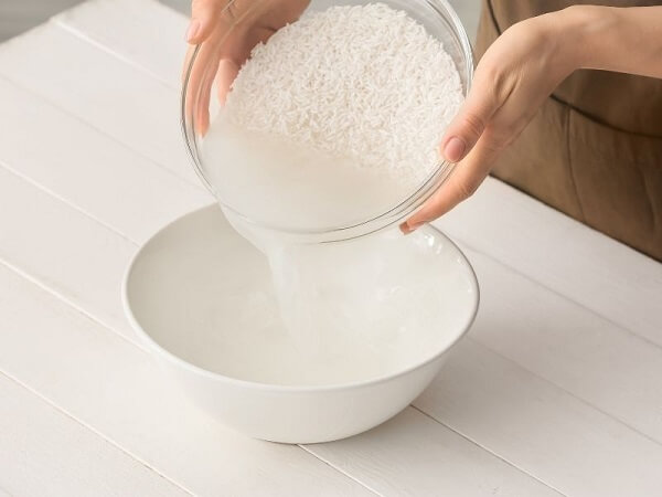 Các dưỡng chất có trong nước vo gạo sẽ giúp vật liệu được bền và sáng hơn