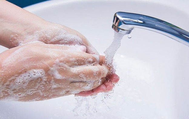 Rửa tay sau khi ho, hắt hơi hoặc chạm vào các đồ vật dùng chung