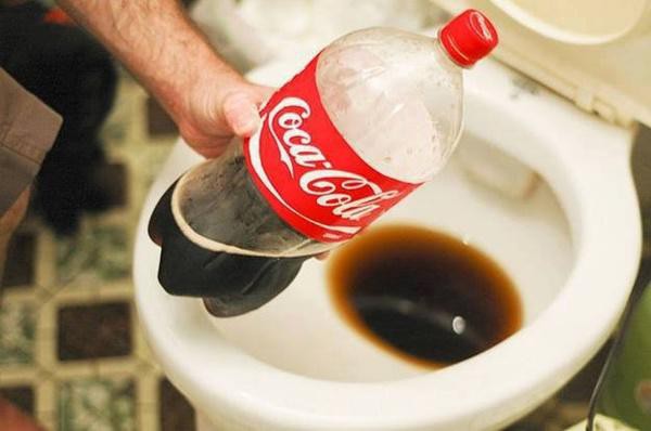 Tẩy vết ố vàng nhà vệ sinh bằng coca cola